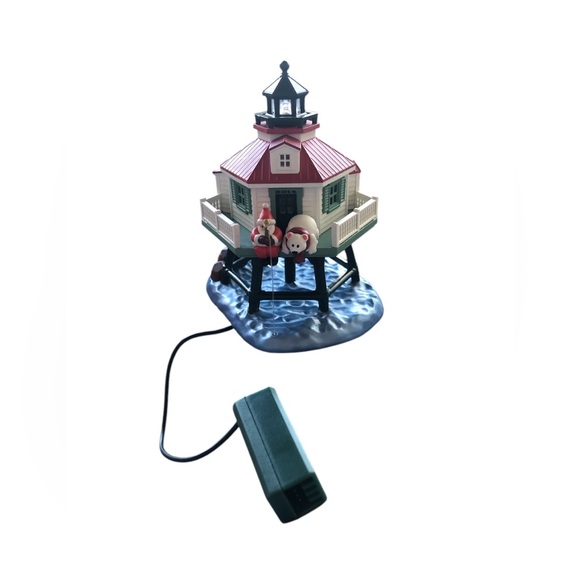 2014 Hallmark Keepsake Christmas Lighthouse Ornament #3 in Series Tracy Larsen - Picture 3 of 15